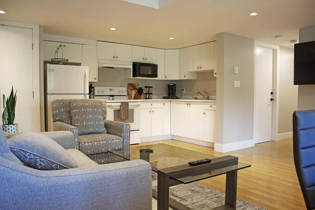 Next To Olympic View Golf Course 2 Bedroom Private * Victoria
