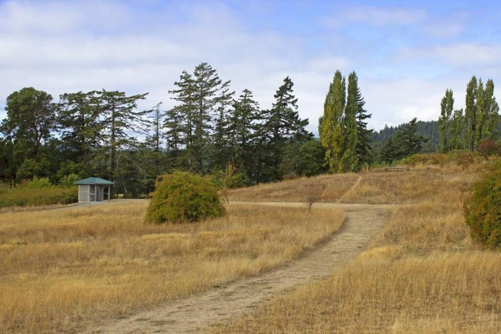 Next To Olympic View Golf Course 2 Bedroom Private Victoria